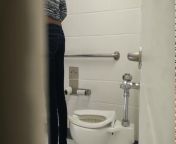 Темнокожая девушка в туалете колледжа писает